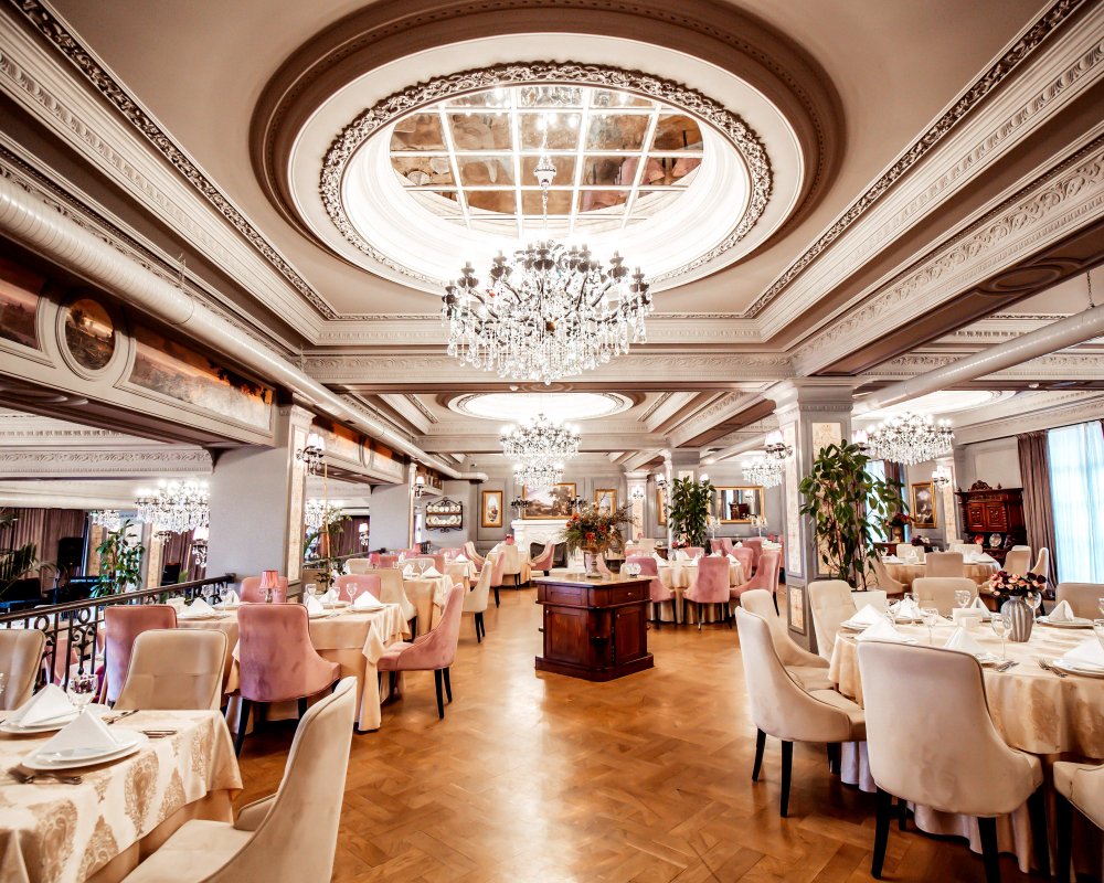 An expansive dining area adorned with a stunning chandelier, representing premier banquet halls in Mississauga.